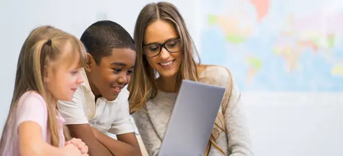 Lehrerin mit zwei Schüler*innen