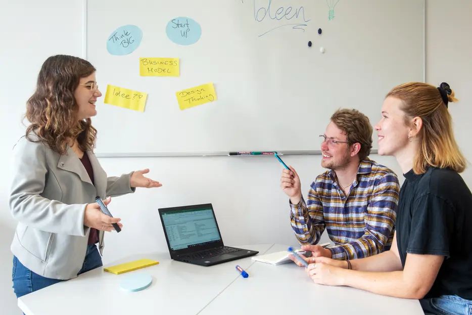 Sarah Dahnen (BIG) mit Workshopteilnehmer*innen beim Ideensammeln