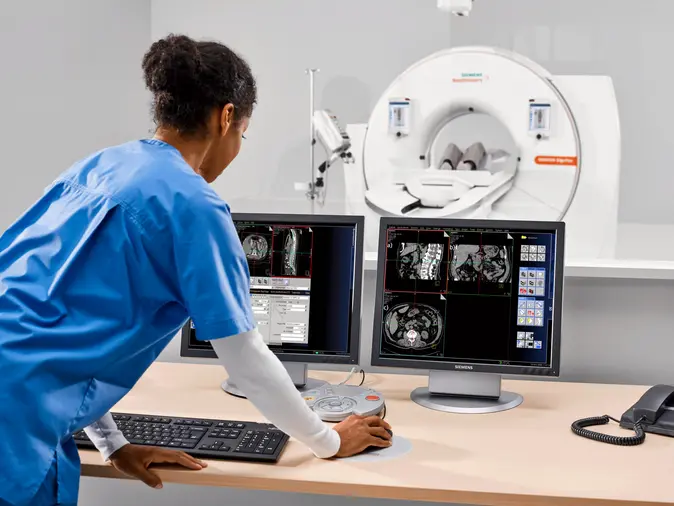 KI soll dabei unterstützen, Computer-Tomographen ressourcenschonend zu nutzen, zum Beispiel, indem sie Vorschläge zu einer effizienten Wartung macht. 