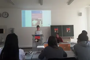 Vorstellung von Dramaturg Remsi Al Khalisi I'm Seminar „Truth in the pleasant disguise of illusion“ - A Survey of American Drama. 