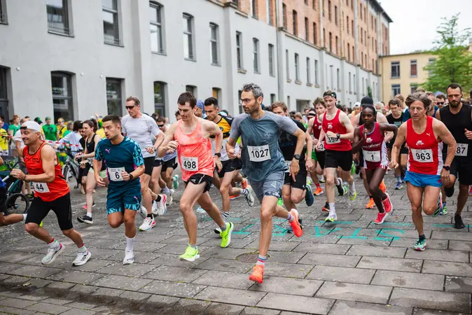 Insgesamt 218 Frauen und 351 Männer zwischen 14 und 82 Jahren bestritten die 10 km des Uni-Laufs. Im Startfeld befanden sich mit der Startnummer 1 und der Startnummer 1027 auch die Gesamtsiegerin und der Gesamtsieger: Brendah Kebeya von der LG Bamberg und Marius Stang von der LAV Stadtwerke Tübingen. 