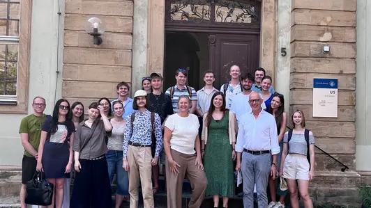 Willkommen in Bamberg! Prof. Dr. Friedhelm Marx aus der Germanistik und Dr. Andreas Weihe, Leiter des International Office, begrüßten die 16 Studierenden aus Polen und Tschechien vor der U5, die für zwei Wochen das Zentrum des gemeinsamen Lernens sein sollte. 