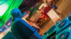 Prof. Dr. Markus Behmer am DJ-Pult beim uni.fest