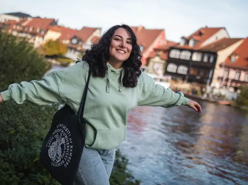 Studentin in der Bamberger Altstadt/Klein-Venedig