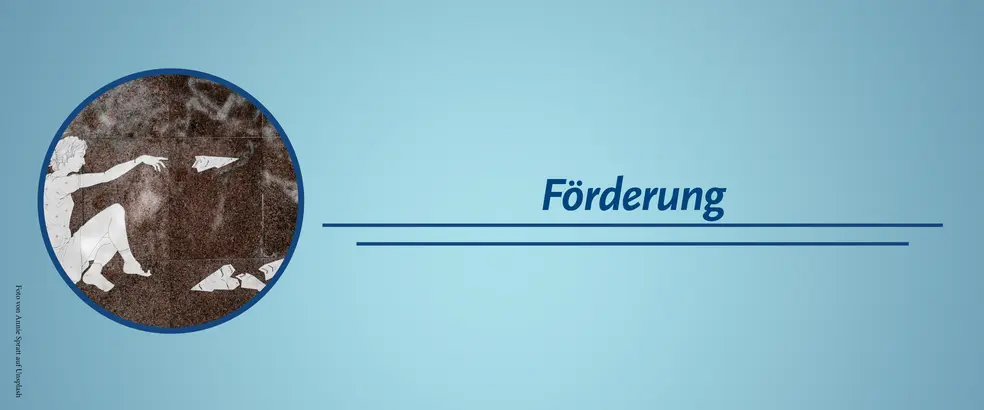 Zu sehen ist ein Banner mit blauem Hintergrund für die Seite der Förderung. In einem kreisrunden Bild ist eine Person zu sehen, die auf dem Boden sitzt und ein Papierflugzeug in die Luft wirft. Der Hintergrund besteht aus einer dunklen, texturierten Fläche, die wie ein Sternenhimmel wirkt. Auf dem Boden liegen weitere Papierflugzeuge, einige davon zerrissen. 