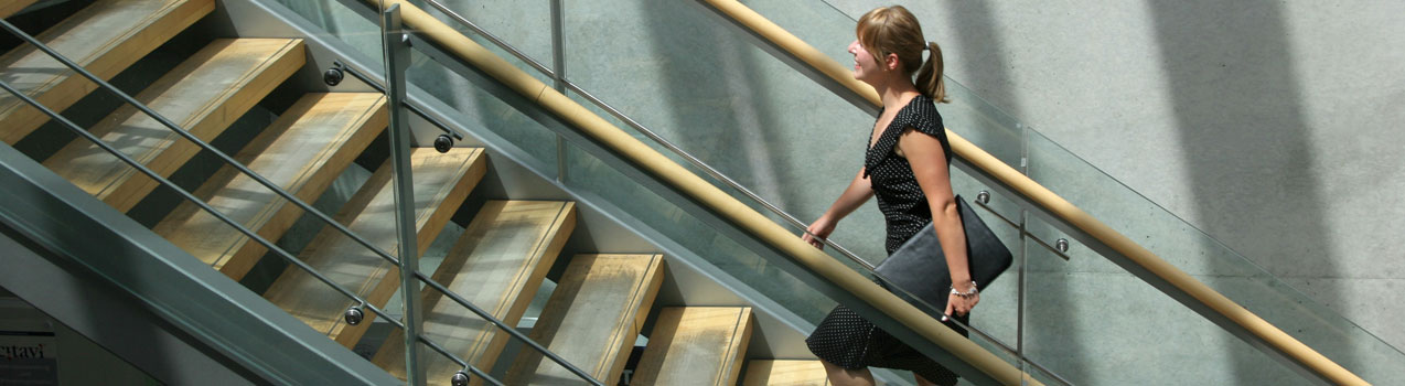 Studentin auf den Treppen der TB4