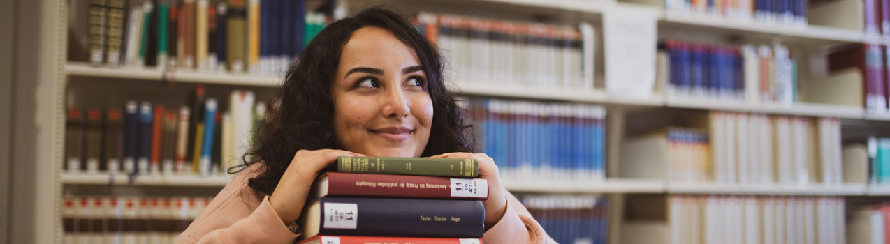 Studentin in der TB1 legt ihren Kopf auf Büchern ab