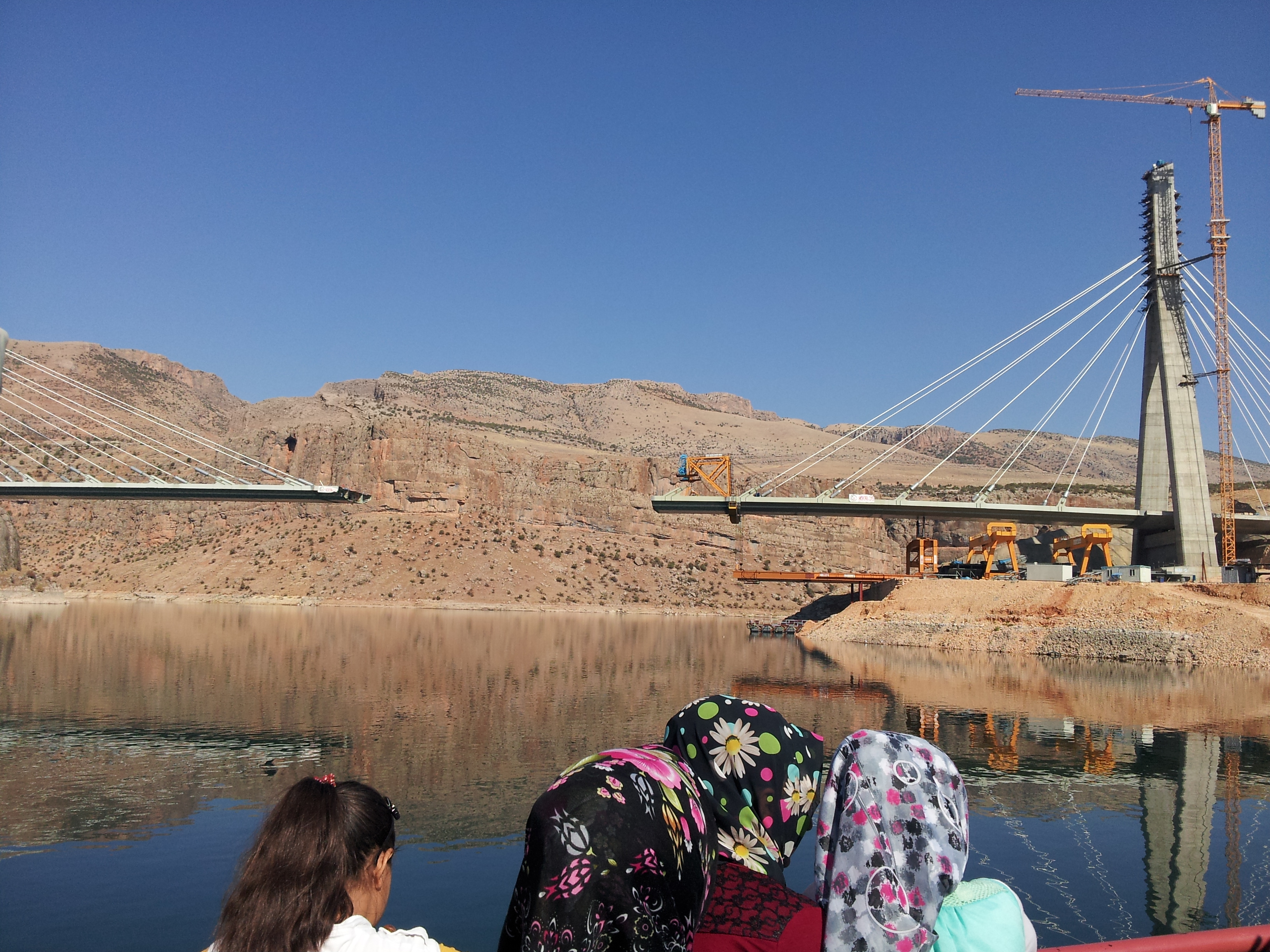 Personen vor einer Brücke