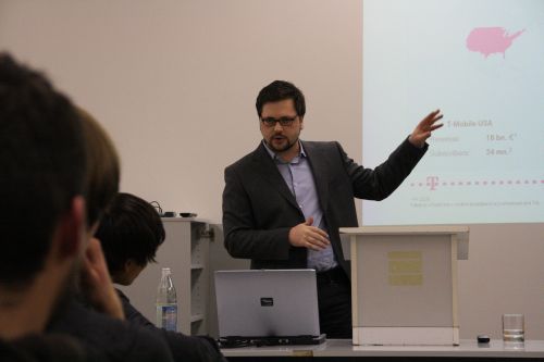 Dipl. Pol. Peter Eisele berichtete über seine Tätigkeit als Marktforscher bei der Deutschen Telekom (Bild: Margret Hornsteiner)