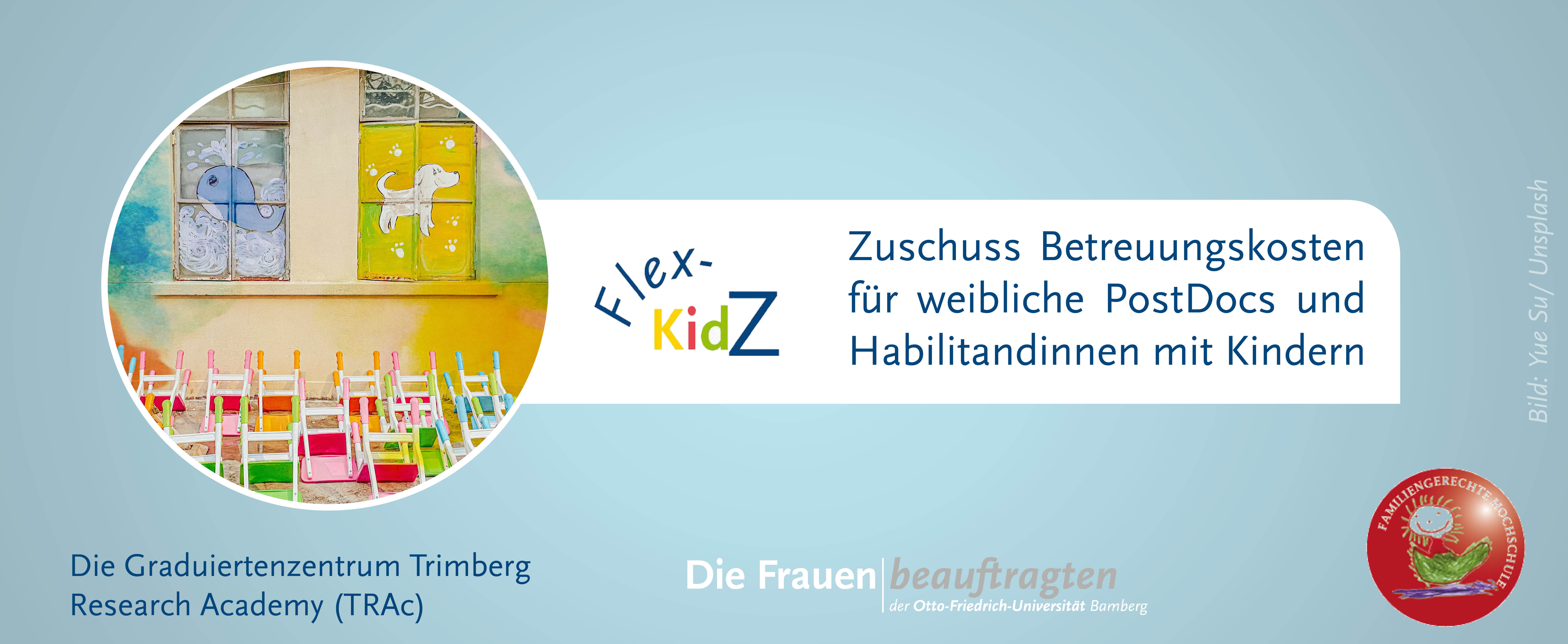 Zu sehen ist ein Banner mit hellblauem Hintergrund für die Seite von 'Flex-KidZ - Zuschuss Betreuungskosten für weibliche PostDocs und Habilitandinnen mit Kindern'. In einem kreisrunden Bild ist eine bunte Wand mit zwei Fenstern in der Mitte zu sehen. Auf einem Fenster ist ein Bild von einem Delfin, der Wasser aus seinem Loch im Kopf spritzt. Auf dem anderen Fenster ist ein Bild von einem weißen kleinen Hund mit gelbem Hintergrund. Unter den Fenstern stehen bunte umgedrehte Stühle auf dem Flur. Unter dem Banner befinden sich die Logos der Partner von Flex-KidZ, nämlich das Graduiertenzentrum Trimberg Research Academy (TRAc), der Frauenbeauftragte der Otto-Friedrich-Universität Bamberg und der Familiengerechten Hochschule.