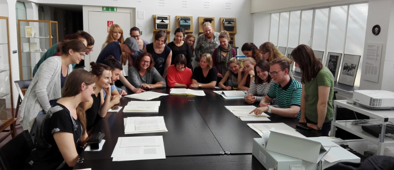ExkursionsteilnehmerInnen beim Studium von Autographen Friedrich Dürrenmatts