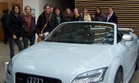 Gruppenfoto der Exkursion mit einem Audi.