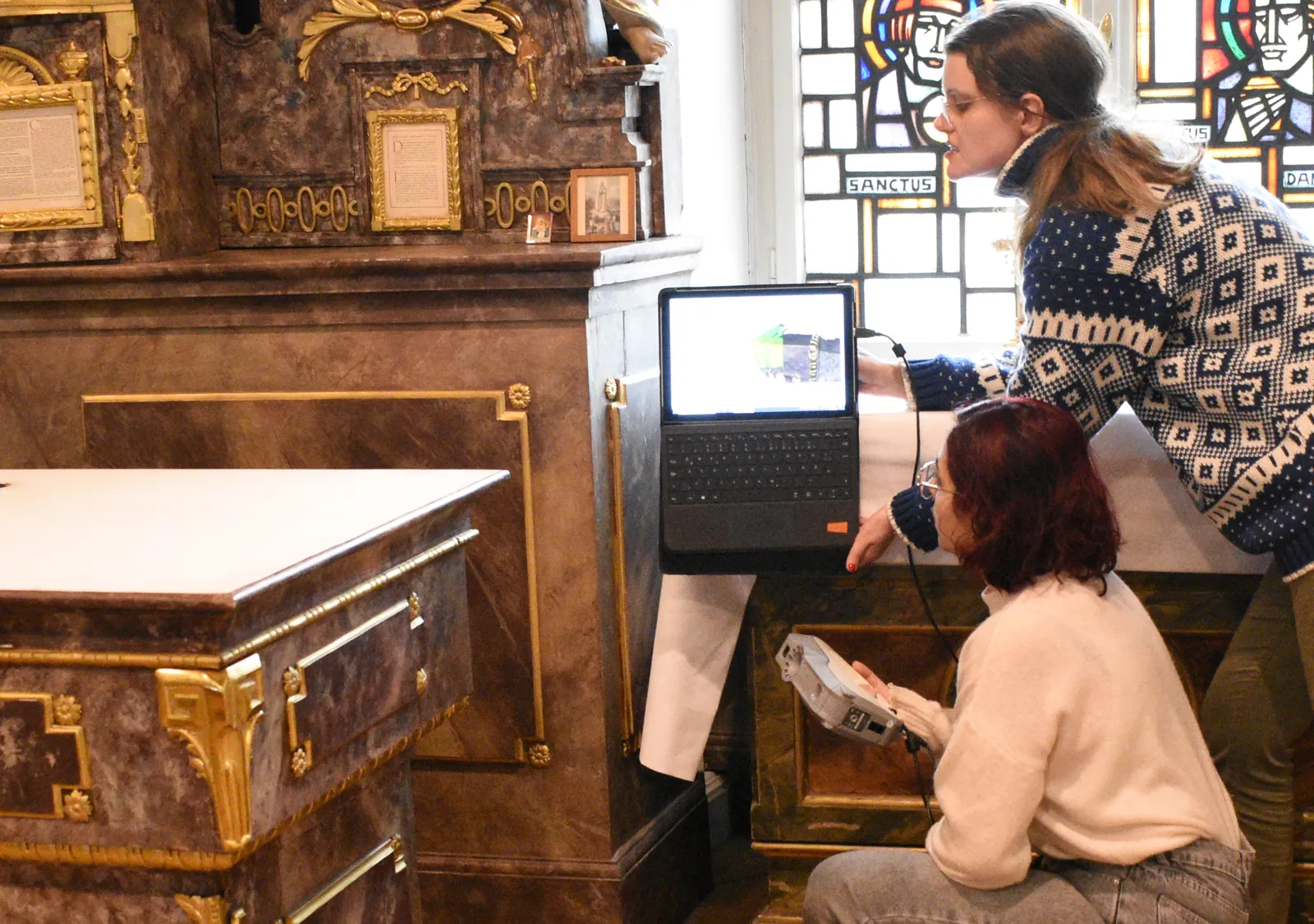 Studierende scannen während einer Anwendungswoche 2025 in Bamberg.
