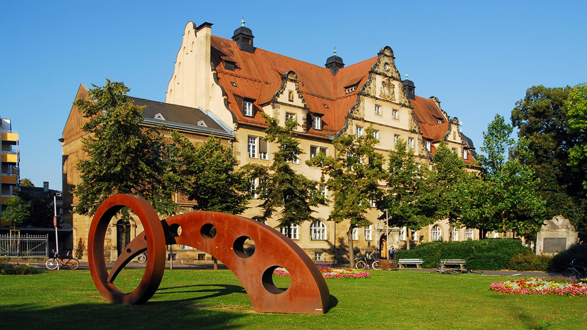 Marcushaus am Markusplatz – eines der mehreren Innenstadt-Gebäude, in denen Lehrstühle der Geistes- und Kulturwissenschaftlichen Fakultät arbeiten.