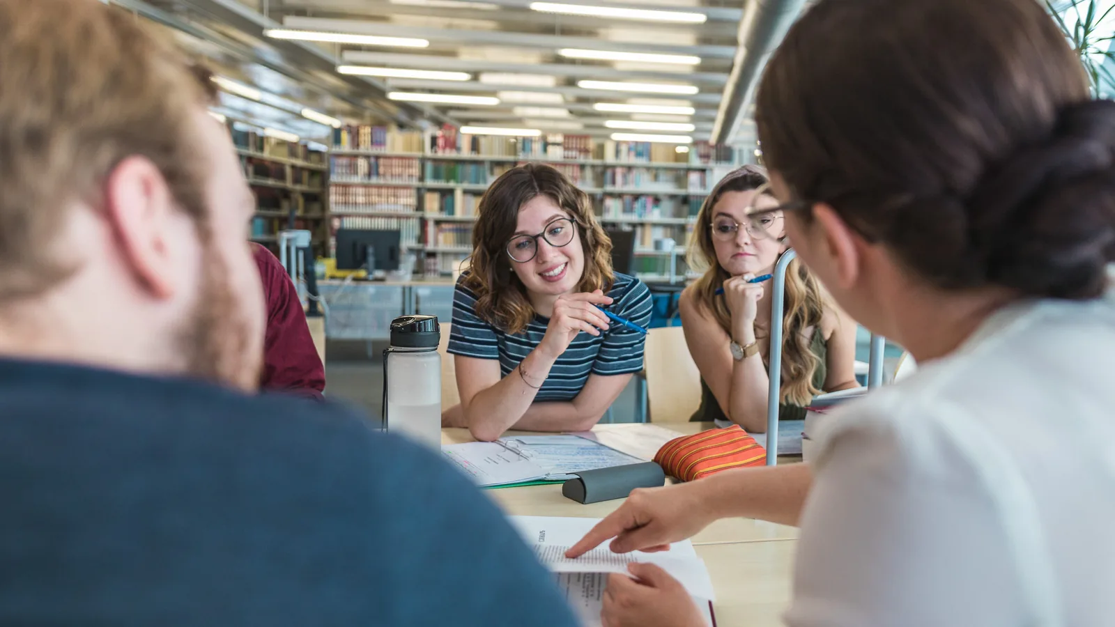 Diskussion in der Teilbibliothek 4, der Fachbibliothek für Sprach- und Literaturwissenschaften.