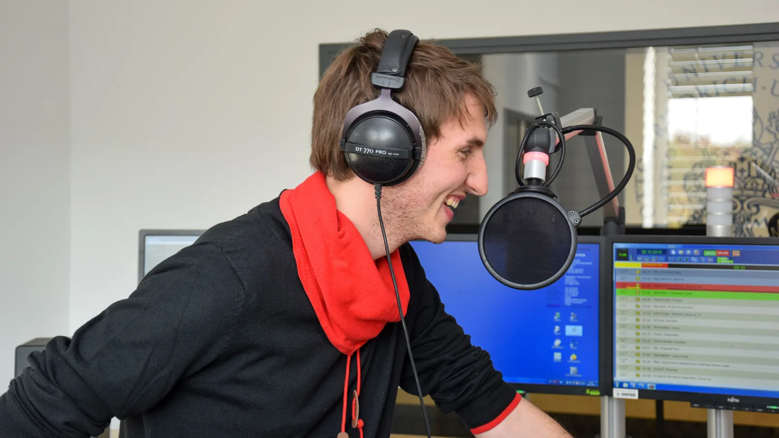 Im Hörfunk- und Multimediastudio entstehen eigene Audio- und Radioformate.