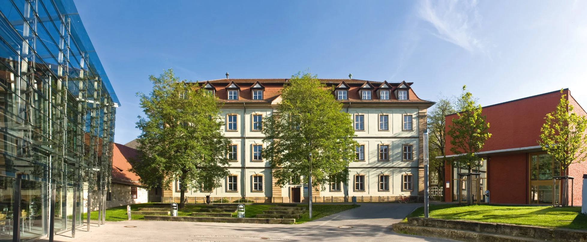 Die erziehungswissenschaftliche Lehre liegt im Innenstadt-Areal am Markusplatz – wenige Minuten zu Fuß zum Dom.