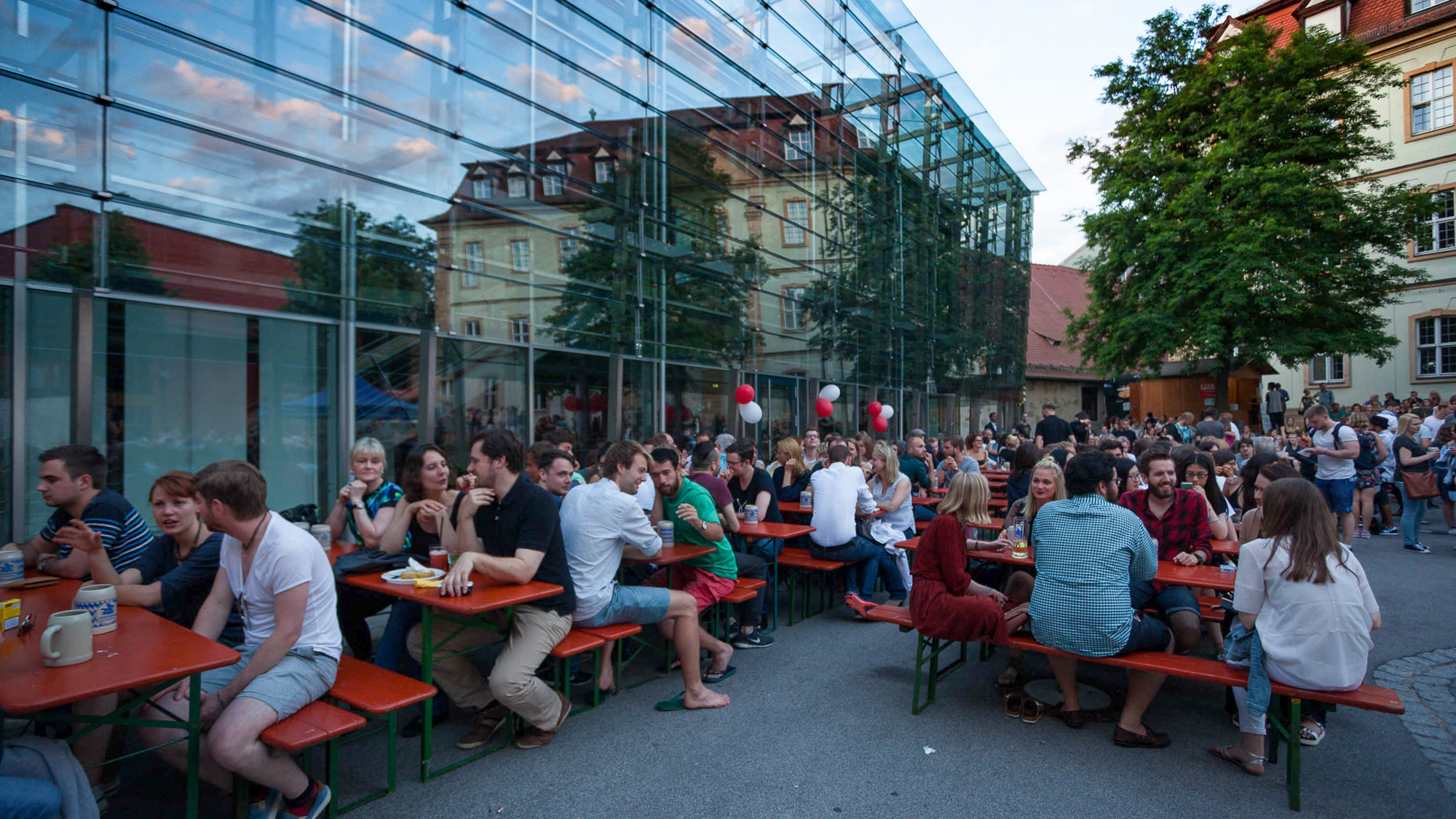 Menschen beim Uni.fest vor der TB4