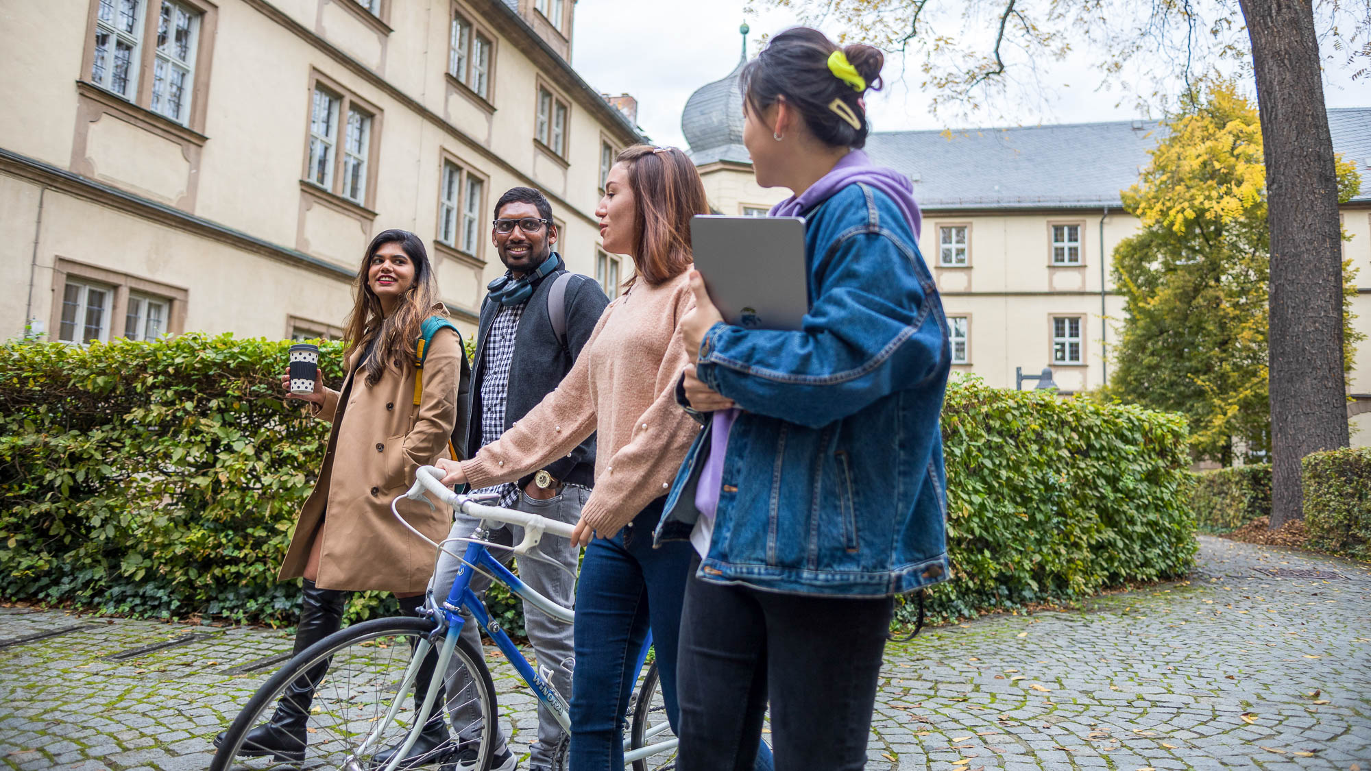 Studierende im Austausch im Innenhof der U2