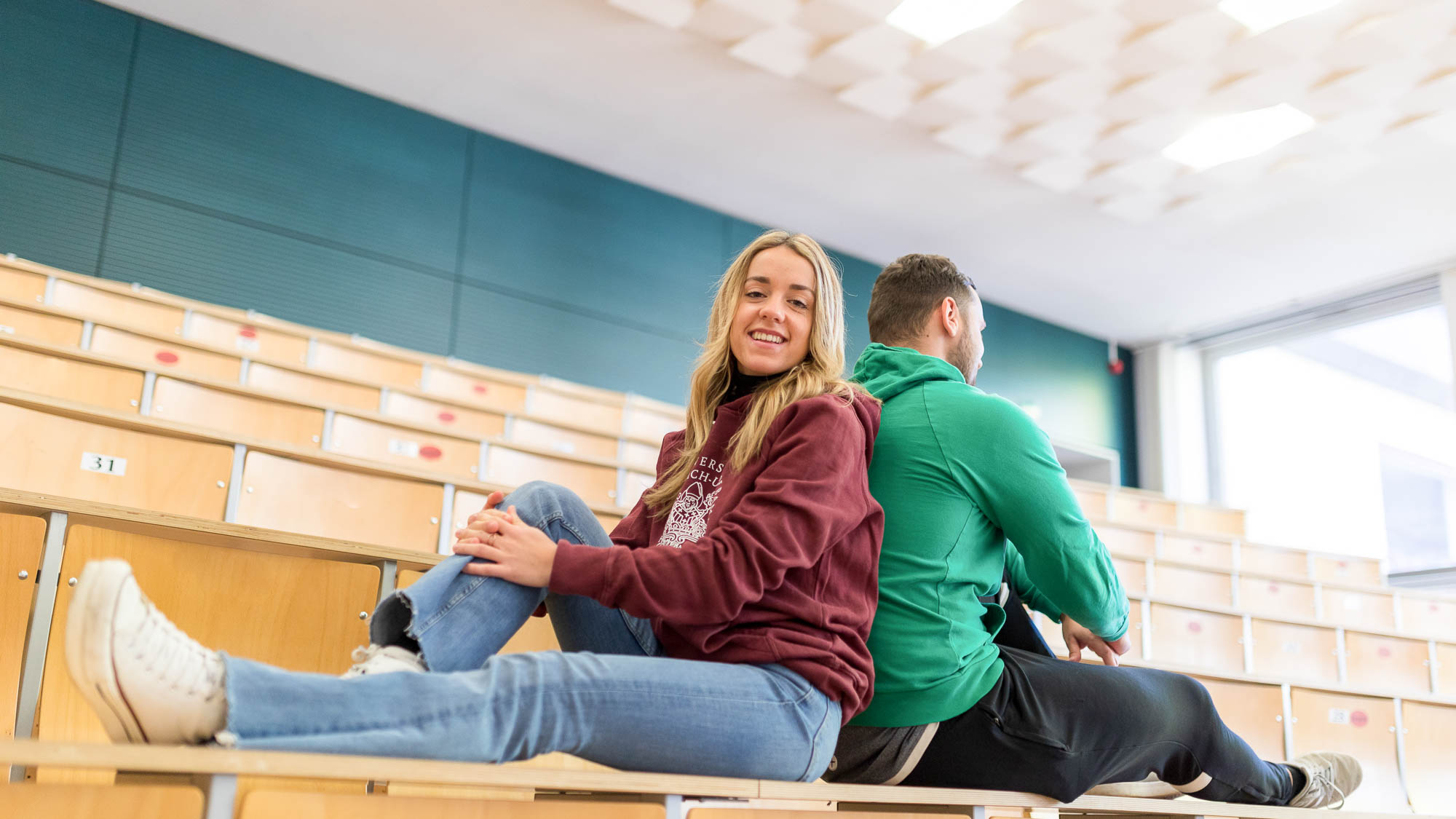 Studierende sitzen im Hörsaal