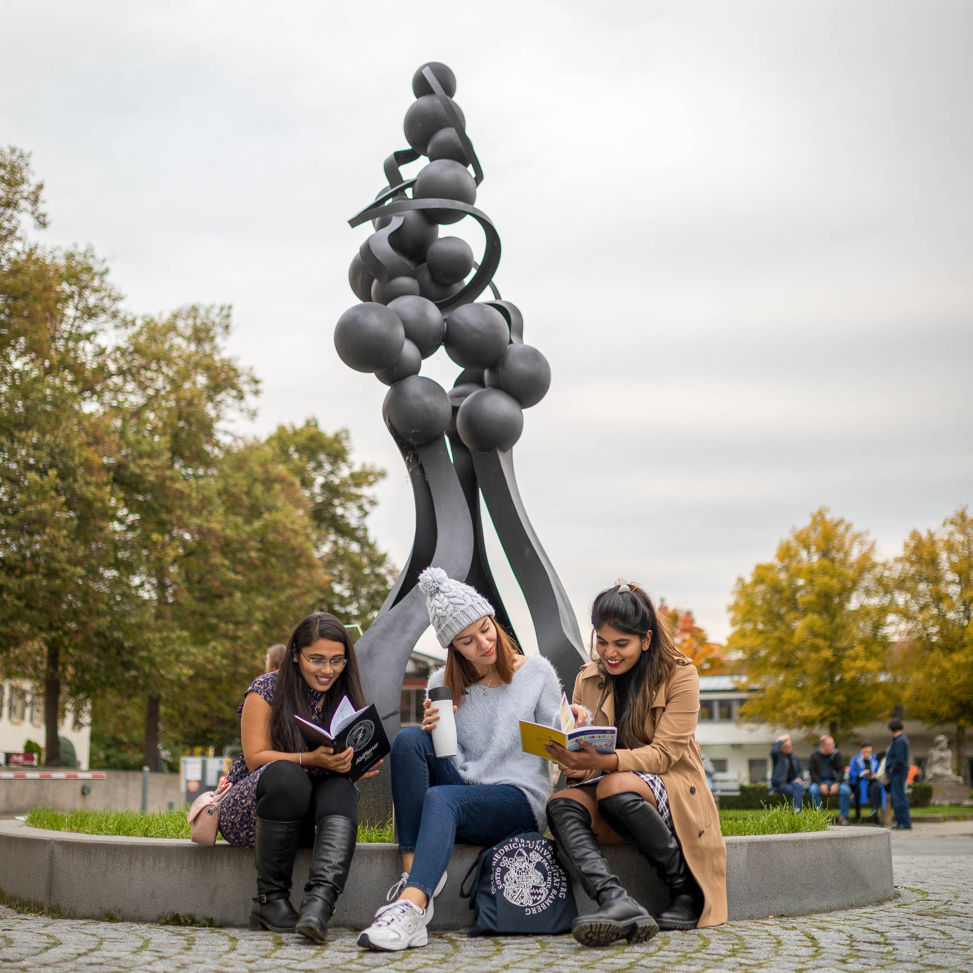 Studierende sitzen am Geyerswörthplatz und sind im Austausch