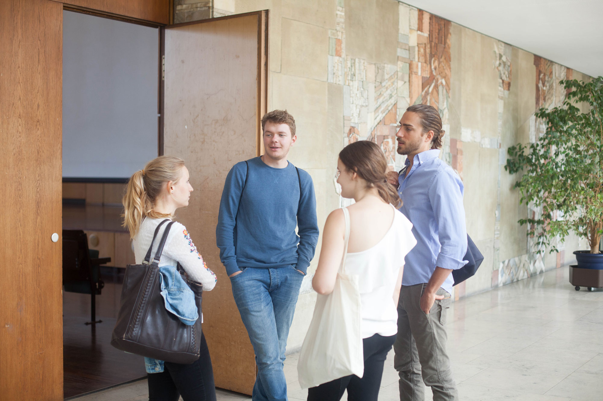 Studierende unterhalten sich vor dem Audimax an der Uni Bamberg