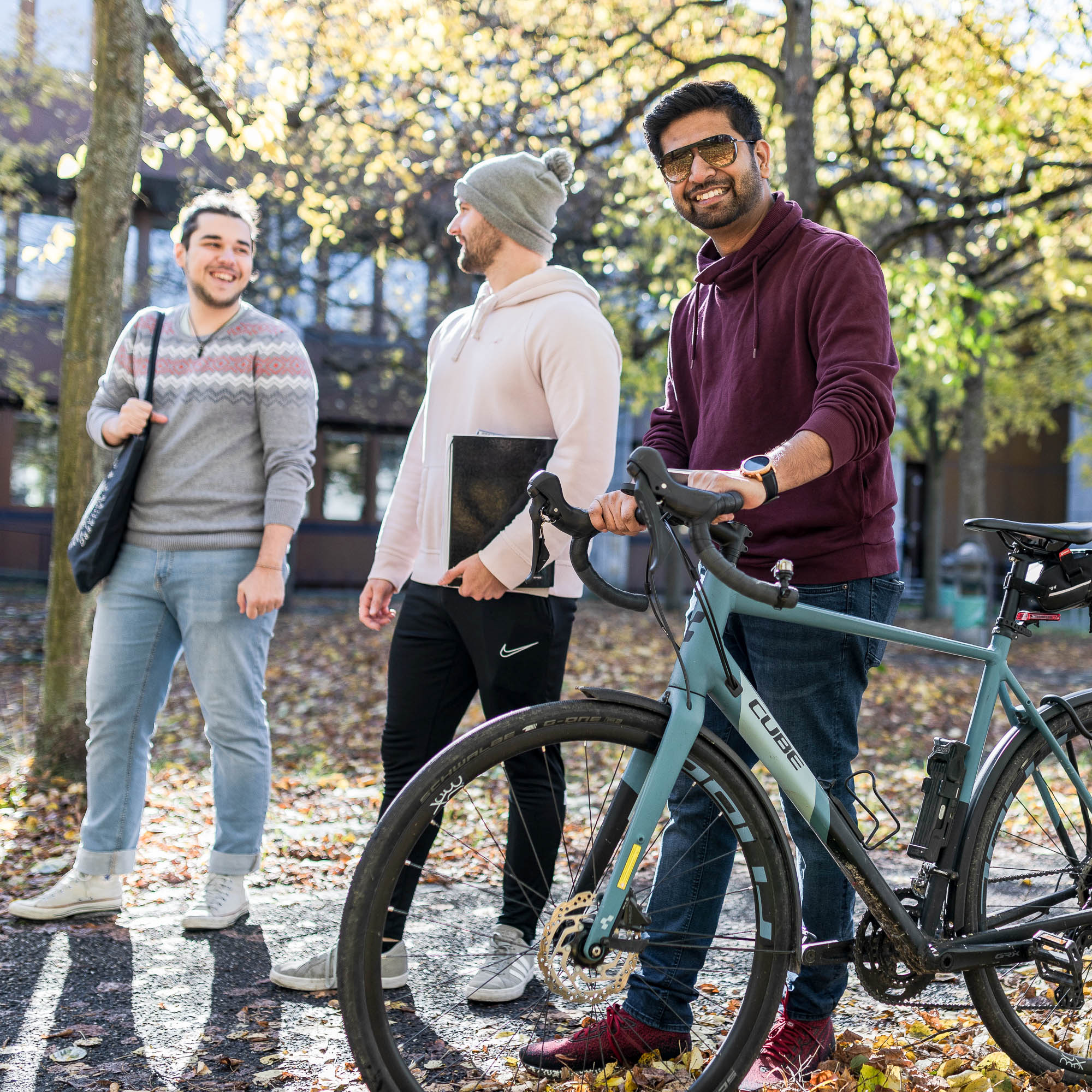 Studierende draußen vor der Feki