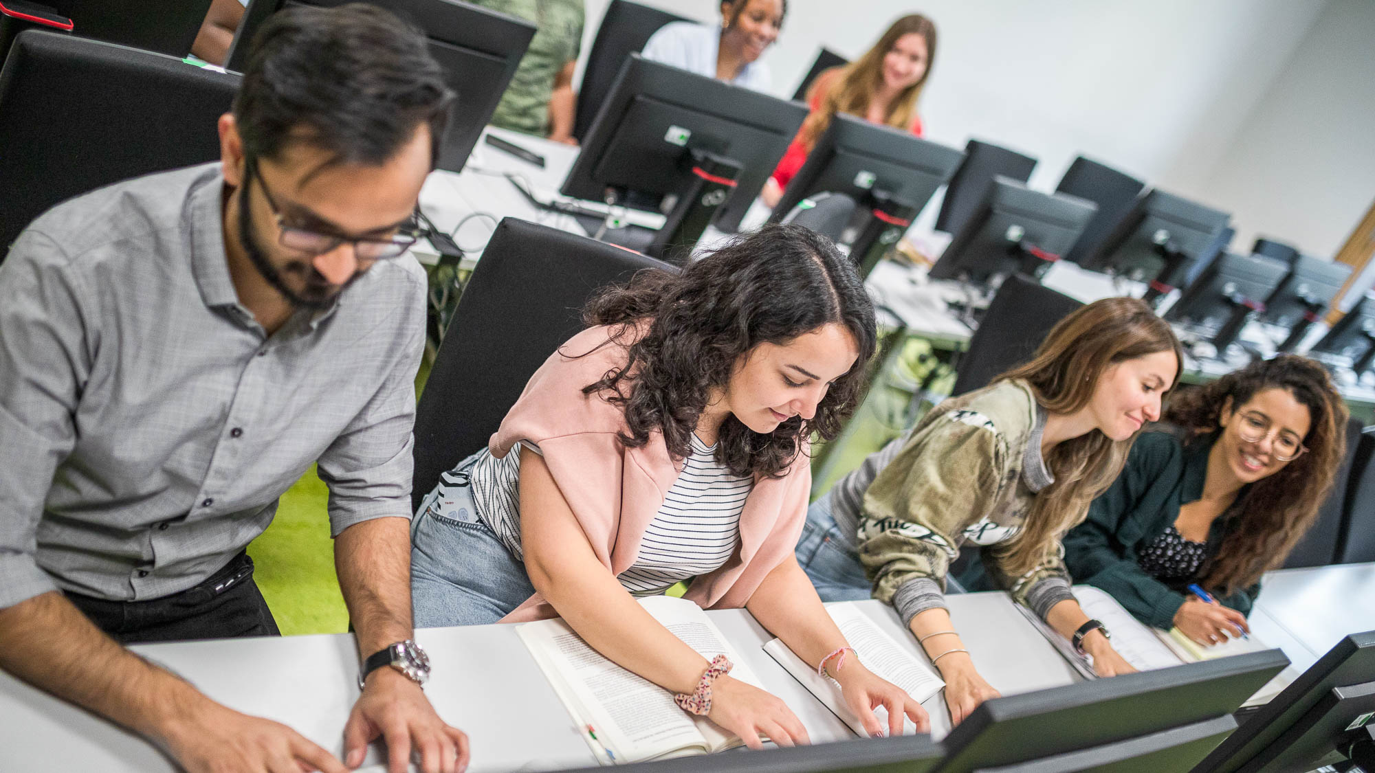 Studierende arbeiten an den PC-Pools der Uni Bamberg