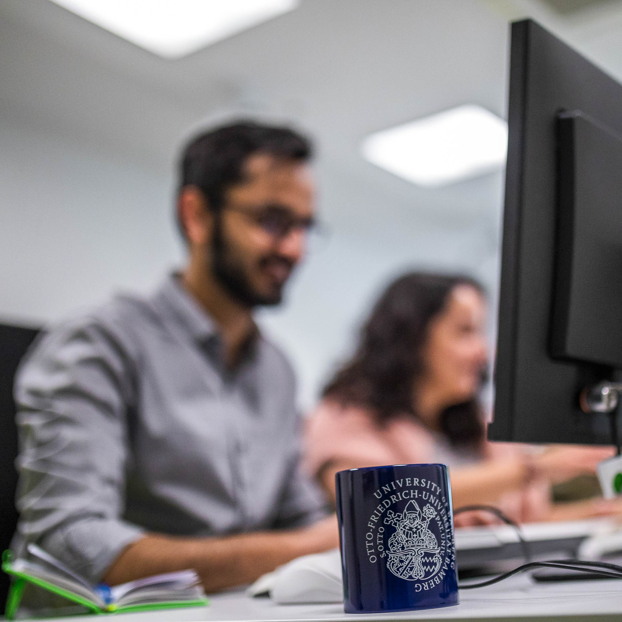 Studierende arbeiten an den PCs im PC-Raum der Uni Bamberg