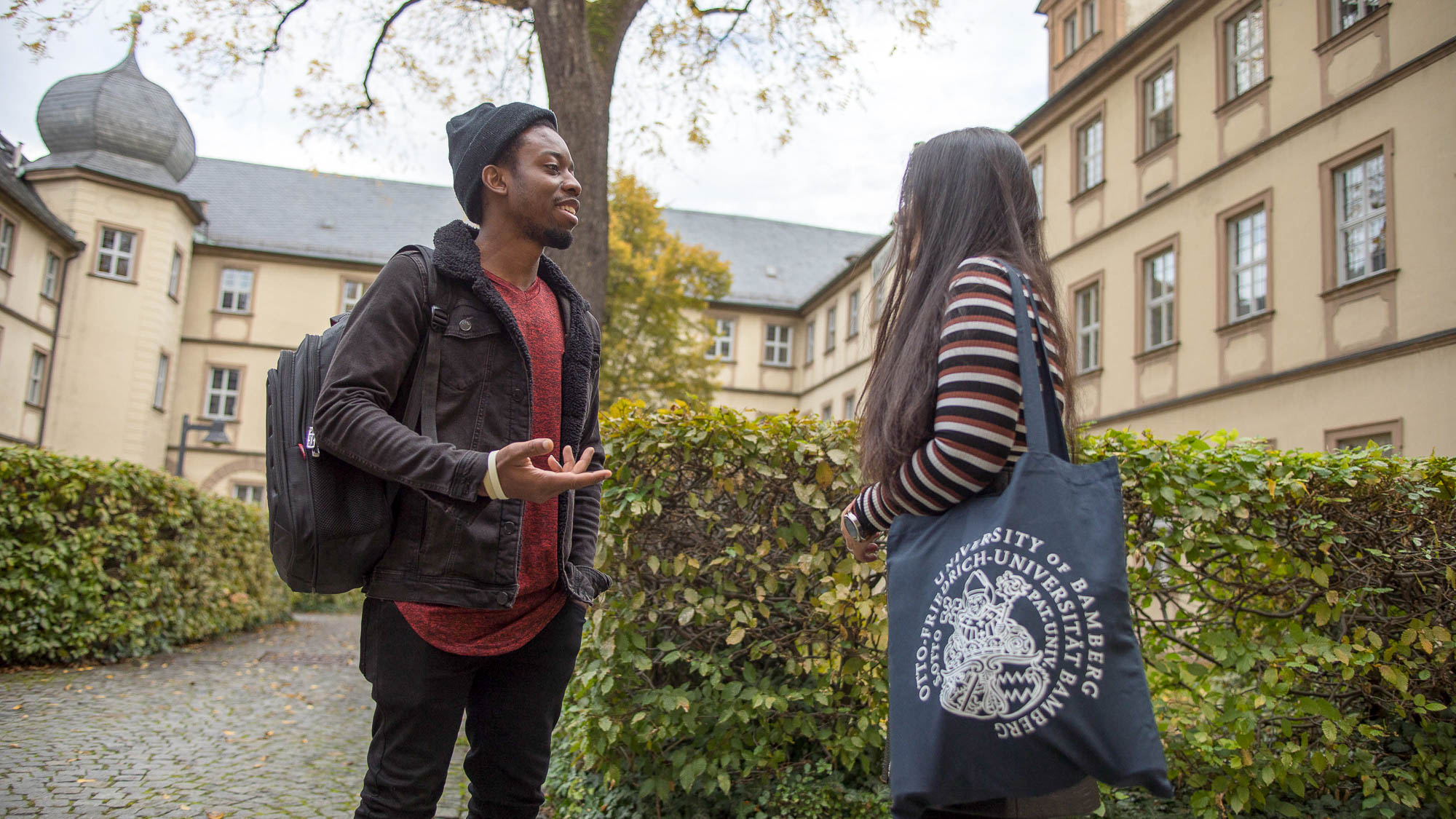 Studierende im Innenhof der U2 in Bamberg