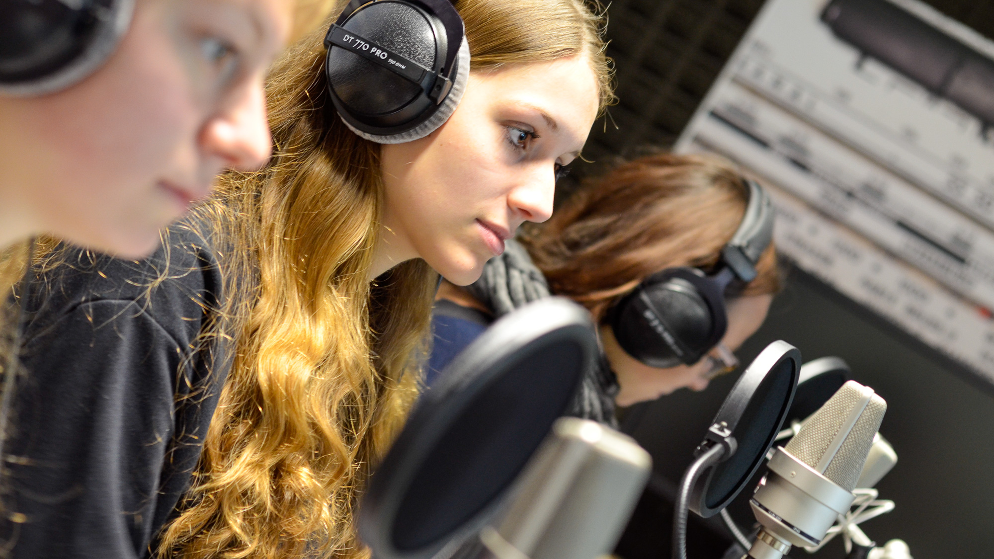 Studierende im Multimediastudio