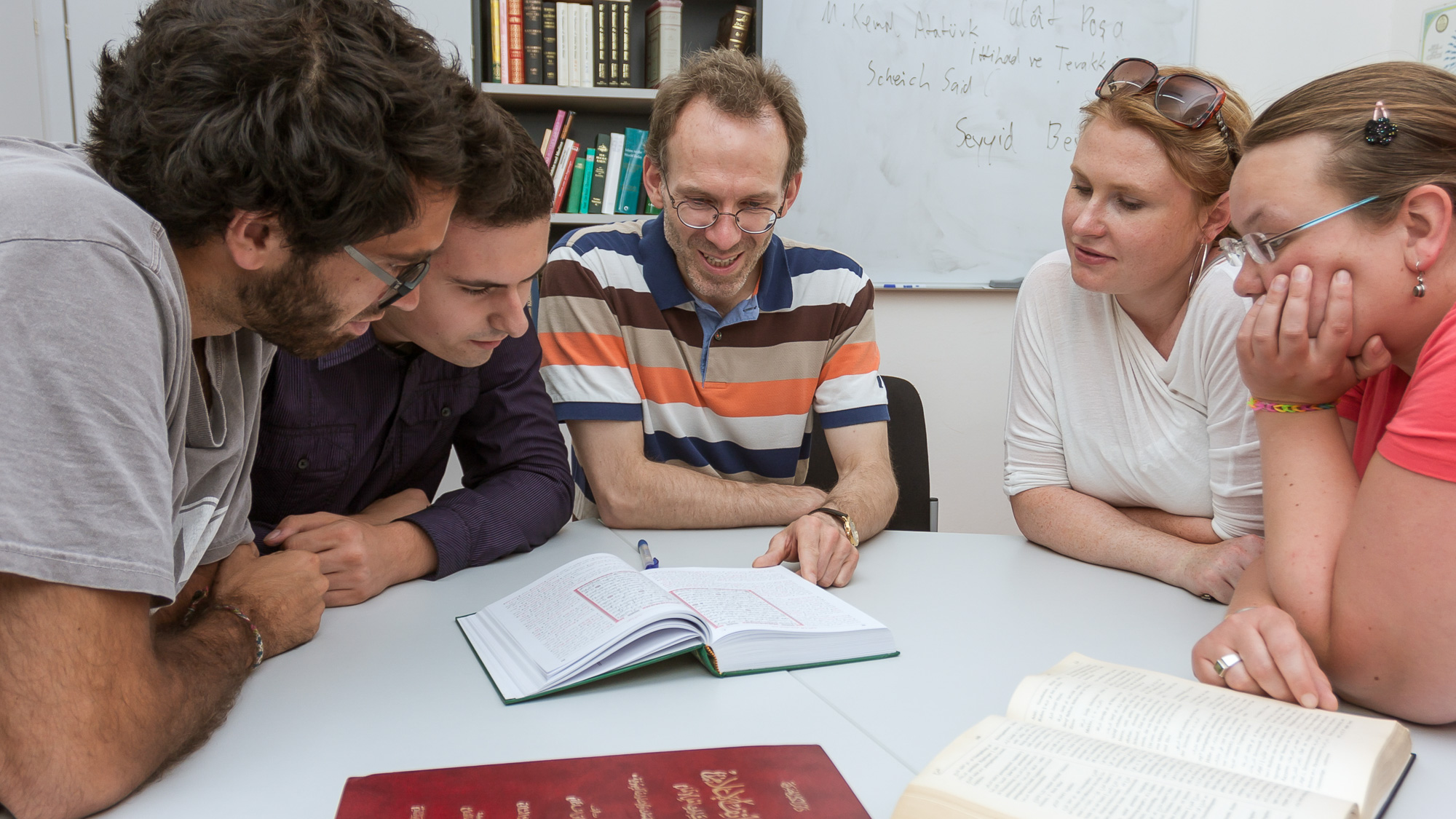Prof. Dr. Patrick Franke mit Studierenden am Tisch