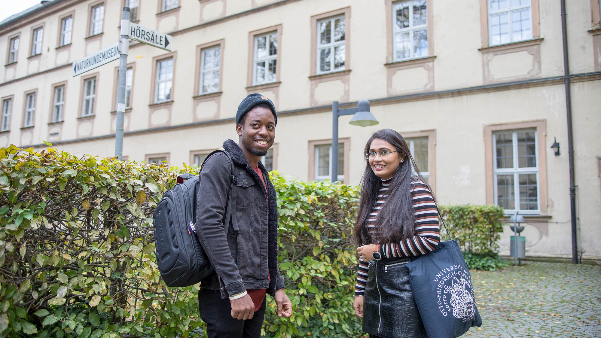 Studierende im Innenhof der U2 in Bamberg