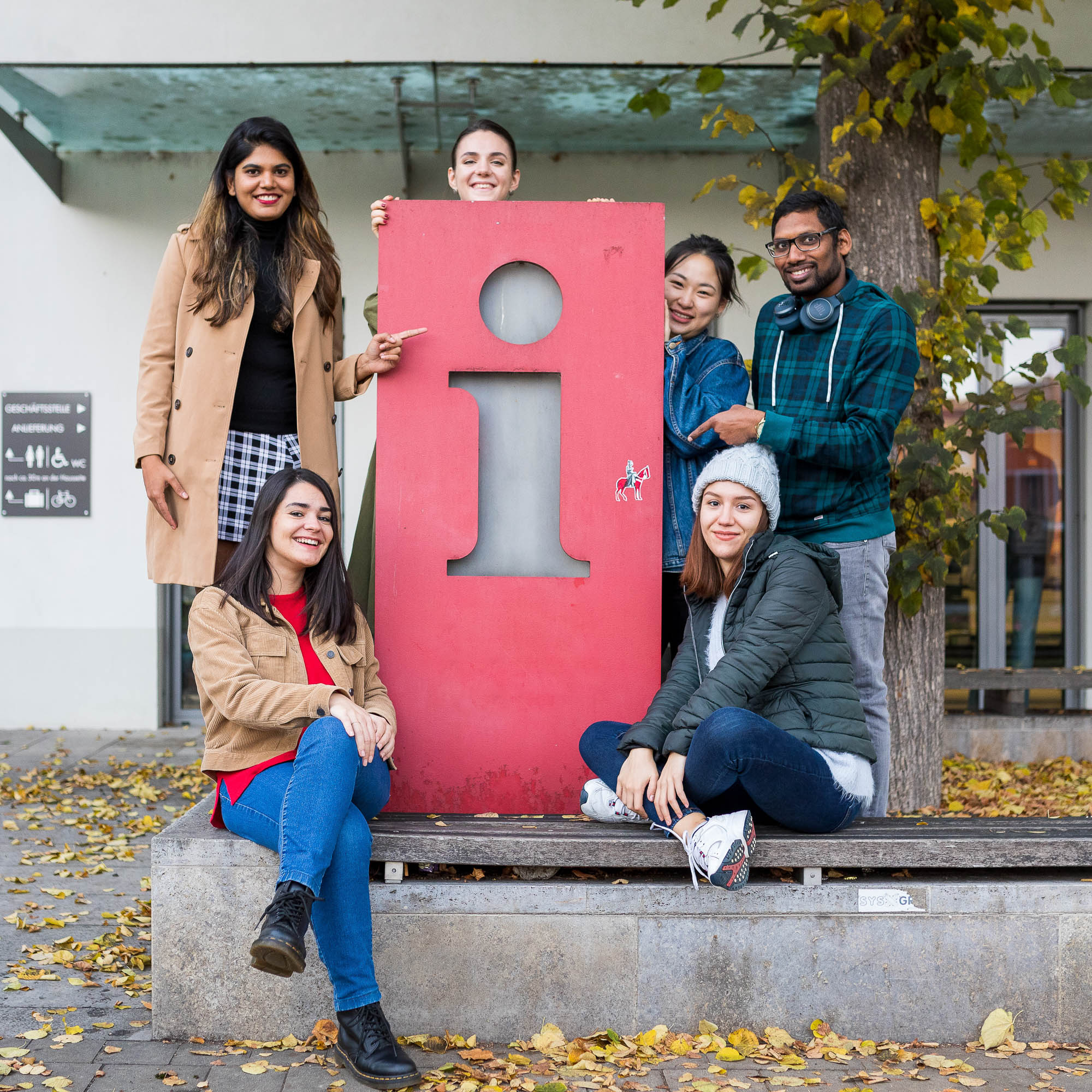 Studierende stehen am Infopoint am Geyerswörthplatz in Bamberg
