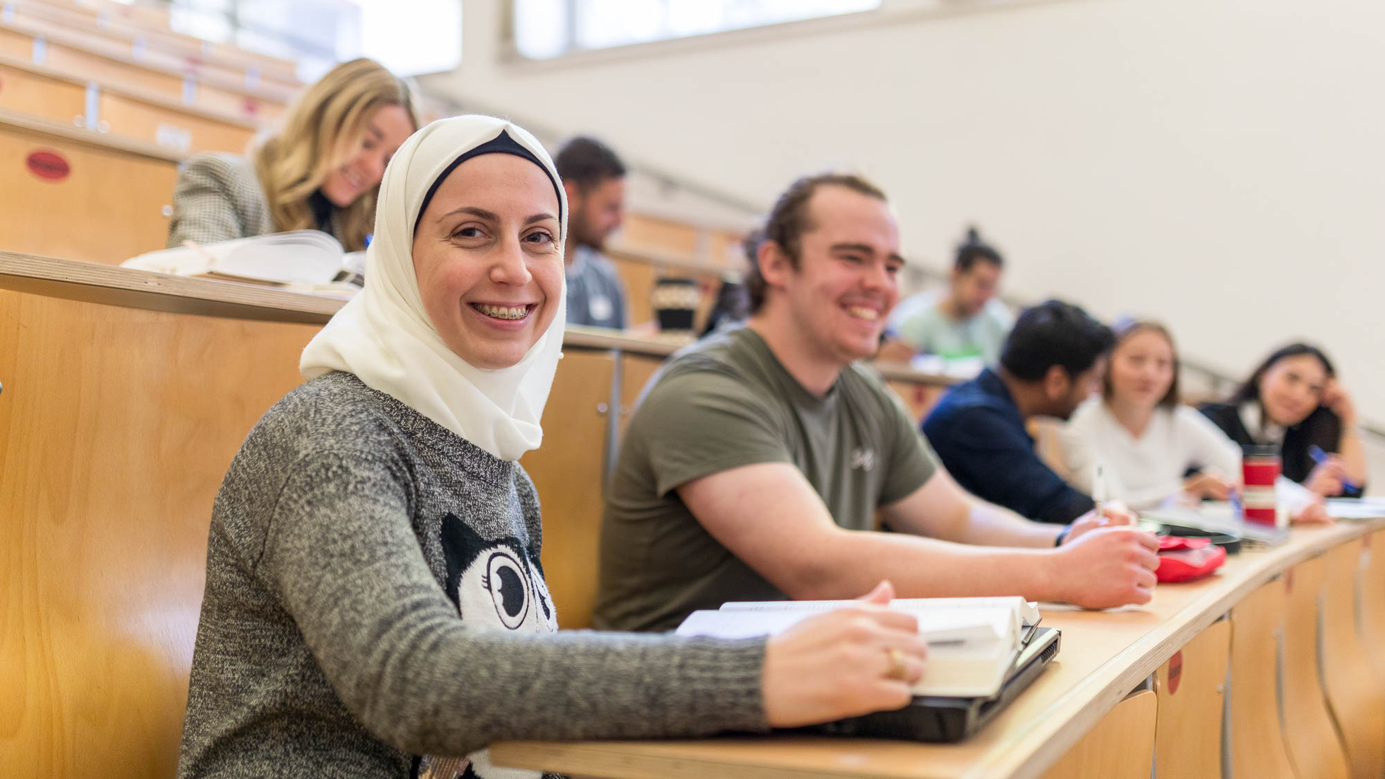 Studierende sitzen im Hörsaal an der Uni Bamberg