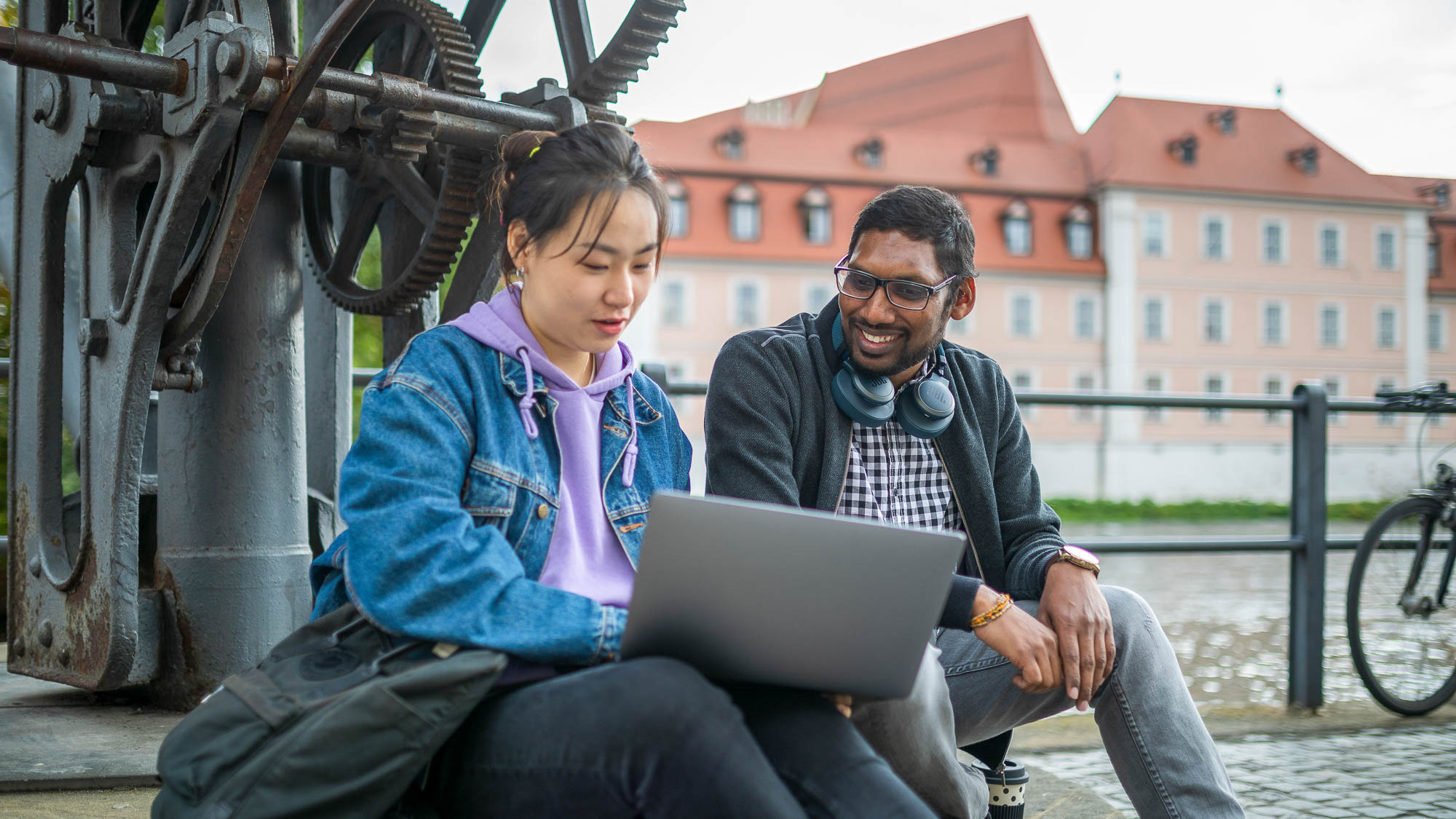 Studierende lernen gemeinsam am Laptop am Kranen