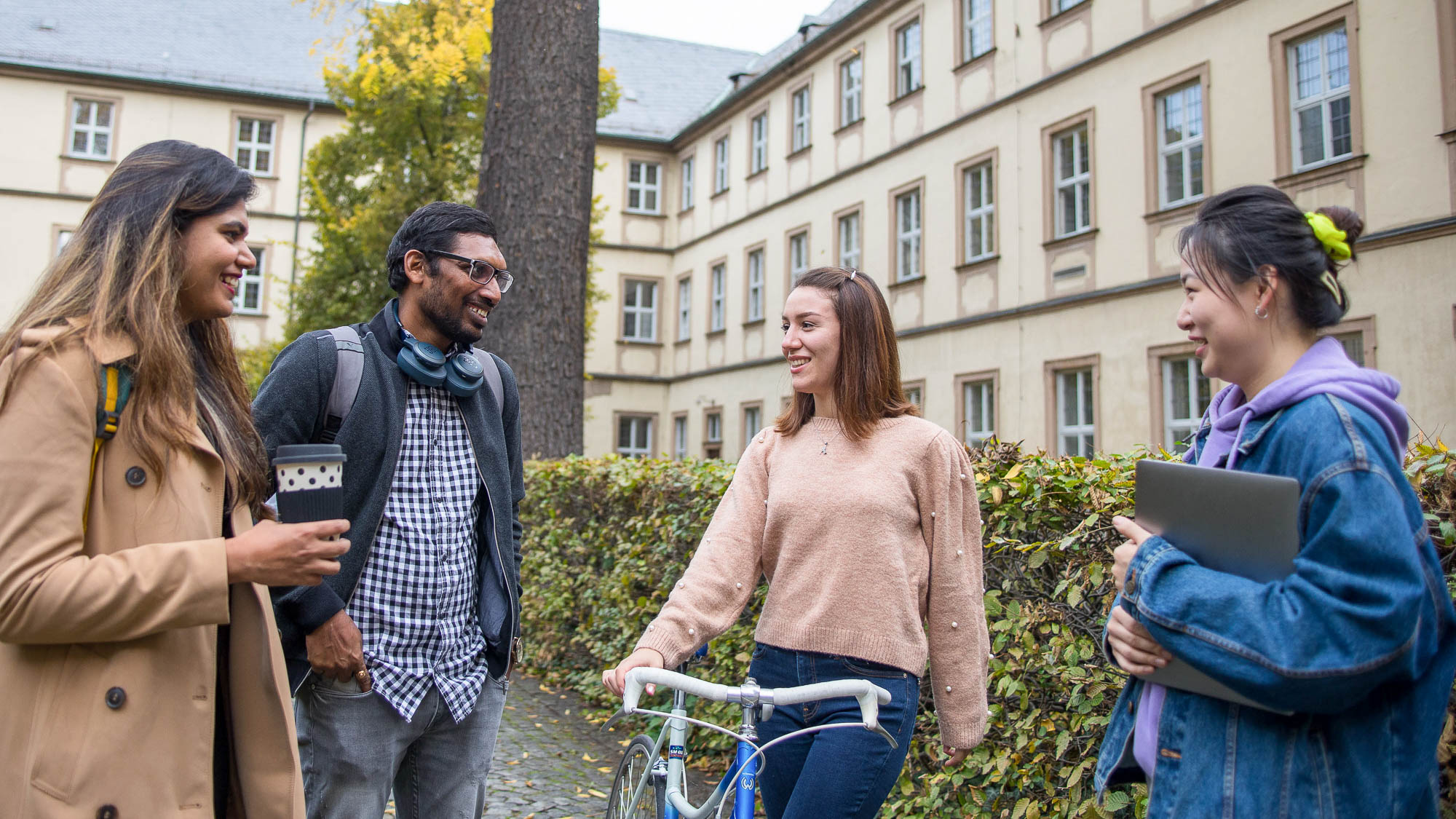 Studierende tauschen sich aus im U2-Innenhof