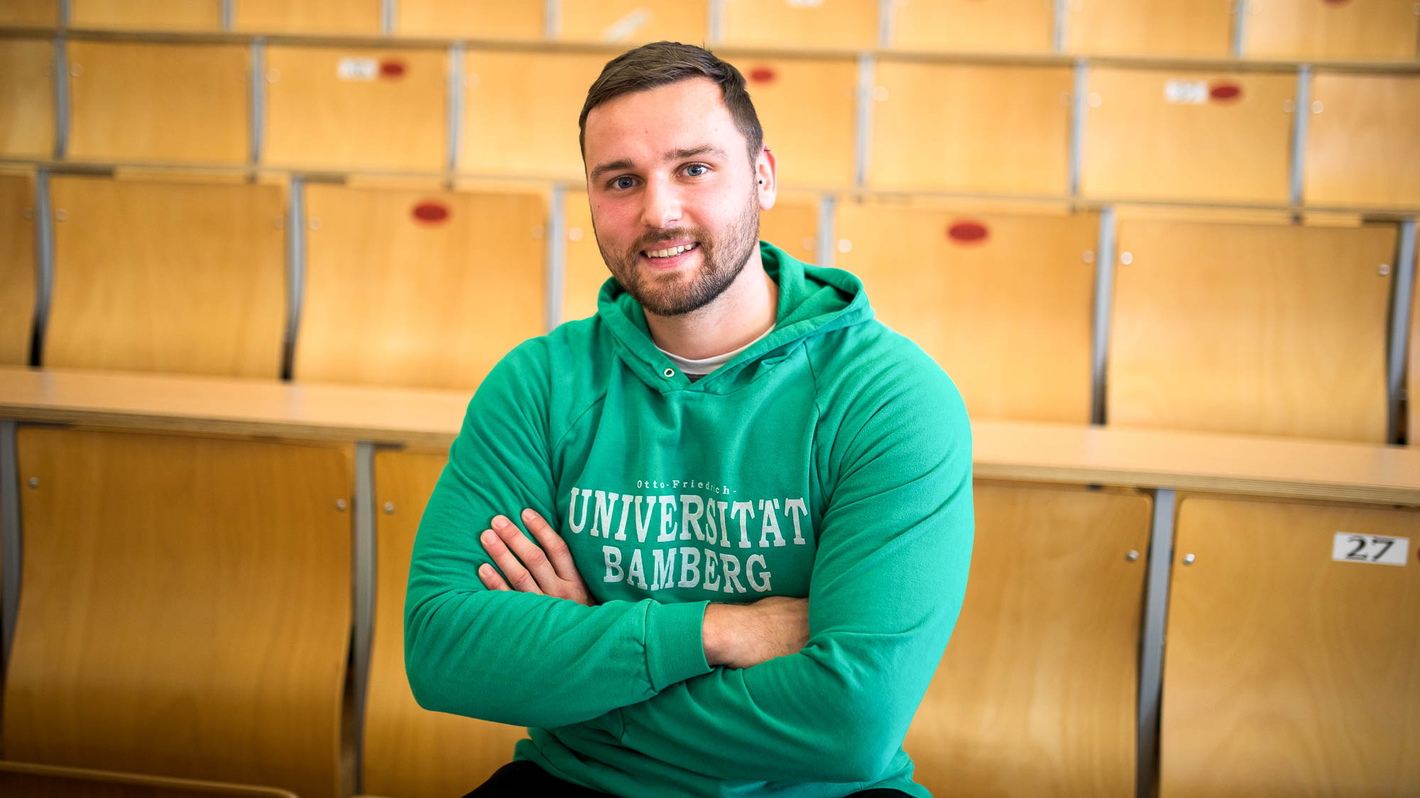 Student im Hörsaal der Universität