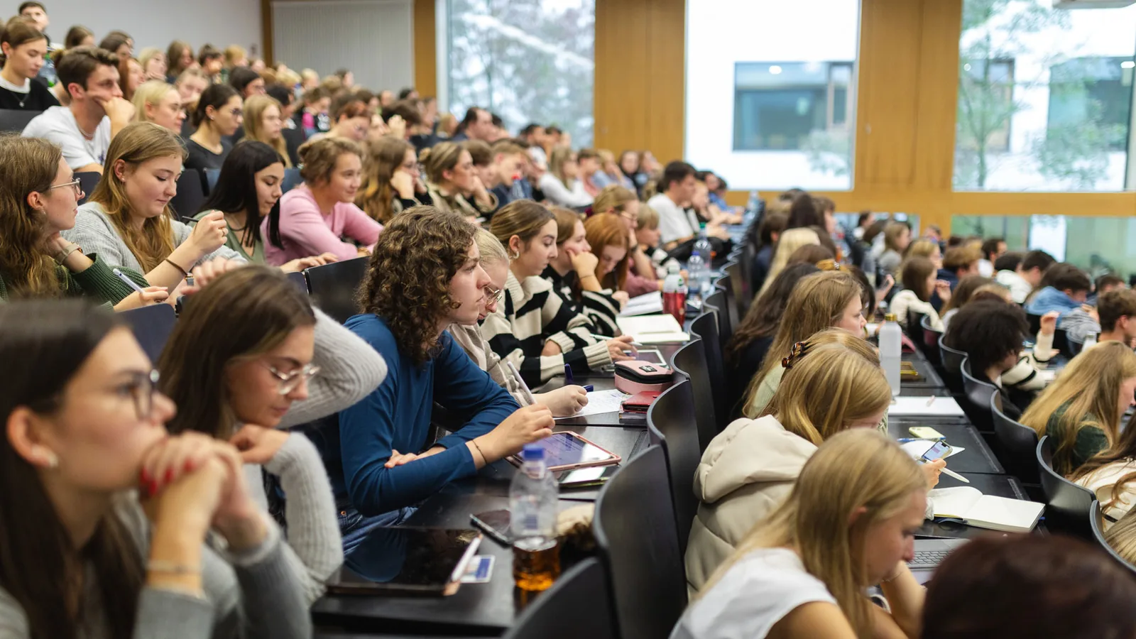 Im voll besetzten Hörsaal.