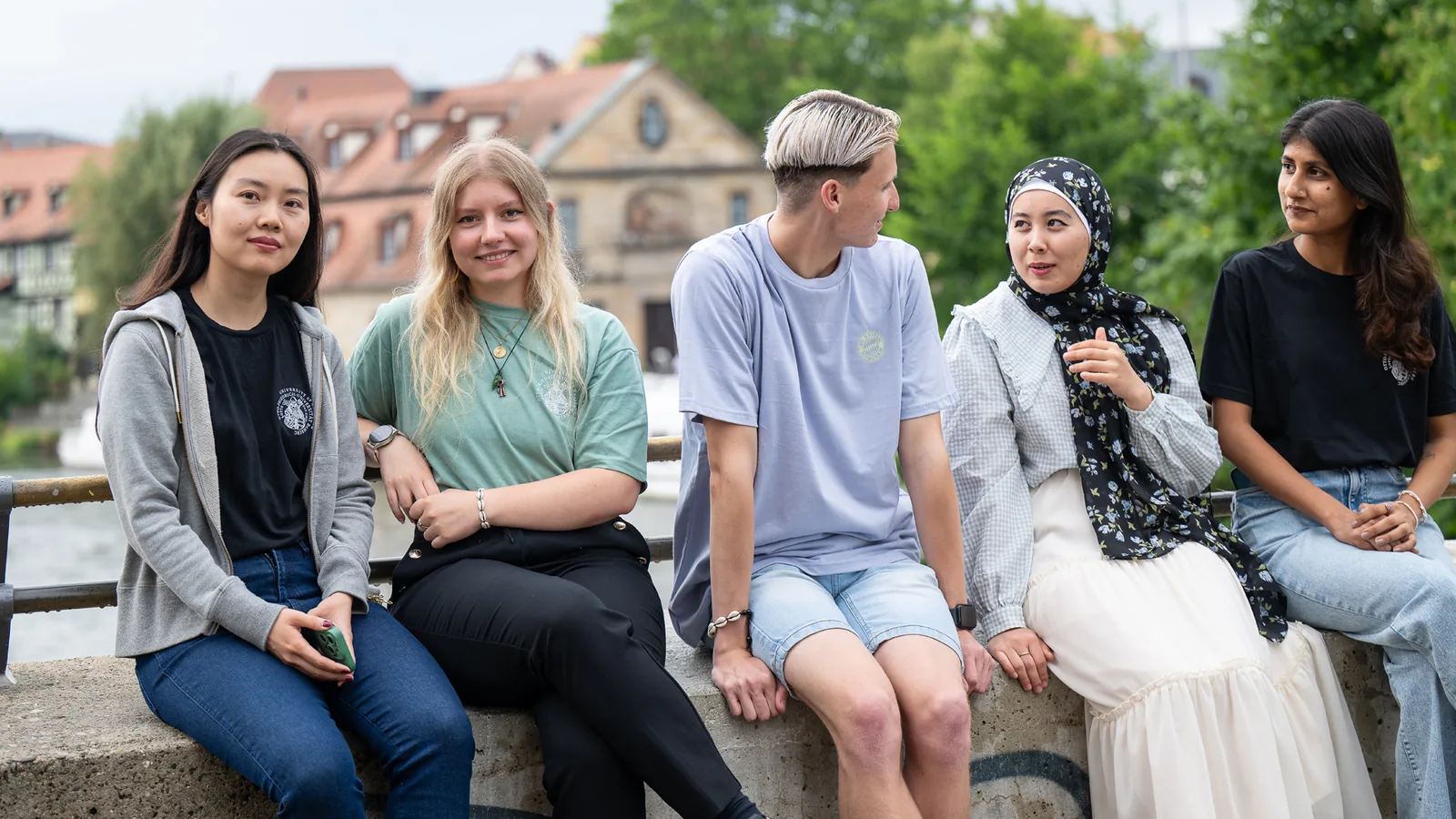 Studierende an der Unteren Brücke.